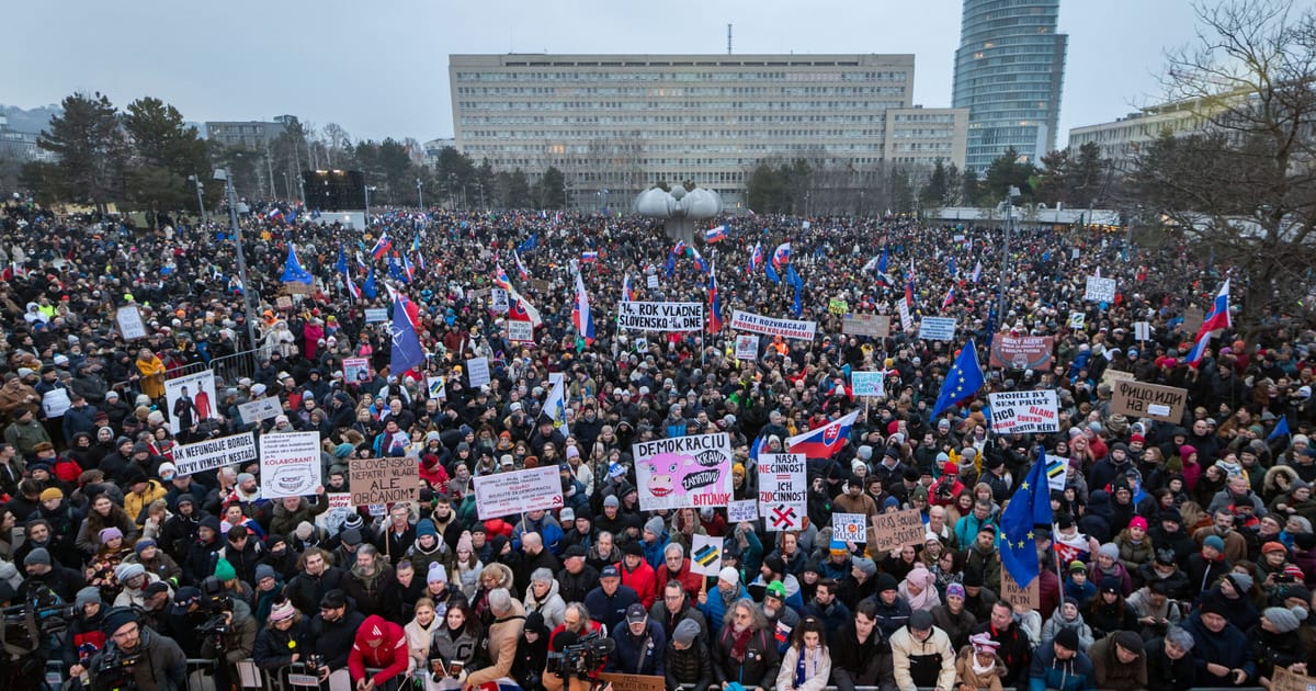 Noua realitate Protestele slovace impotriva premierului prorus se
