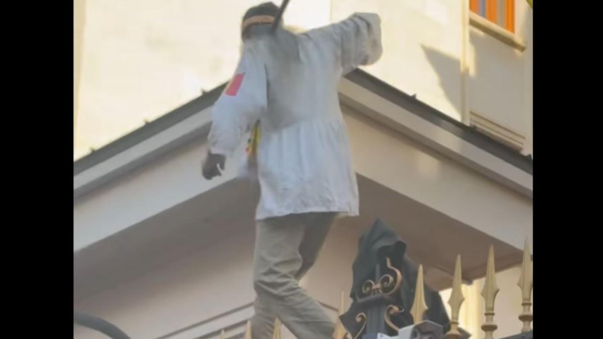 Stegarul dac sa urcat pe gardul BNR si refuza sa coboare VIDEO