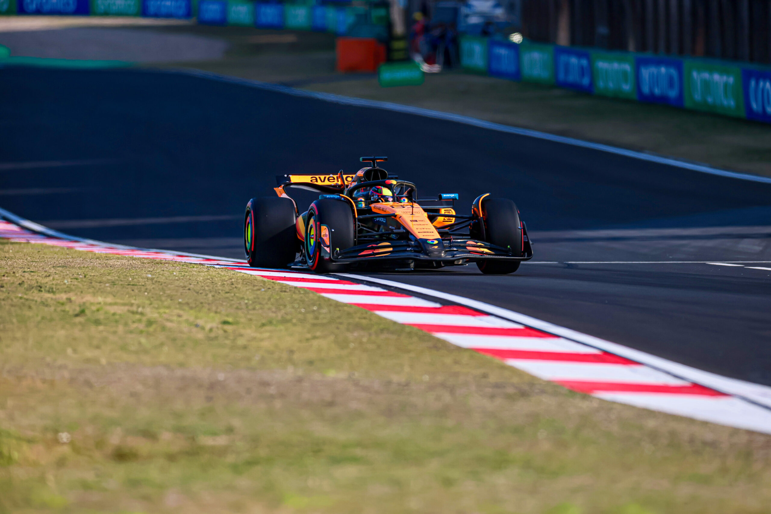 Oscar Piastri castiga in Bahrain primul cu doua victorii 2025