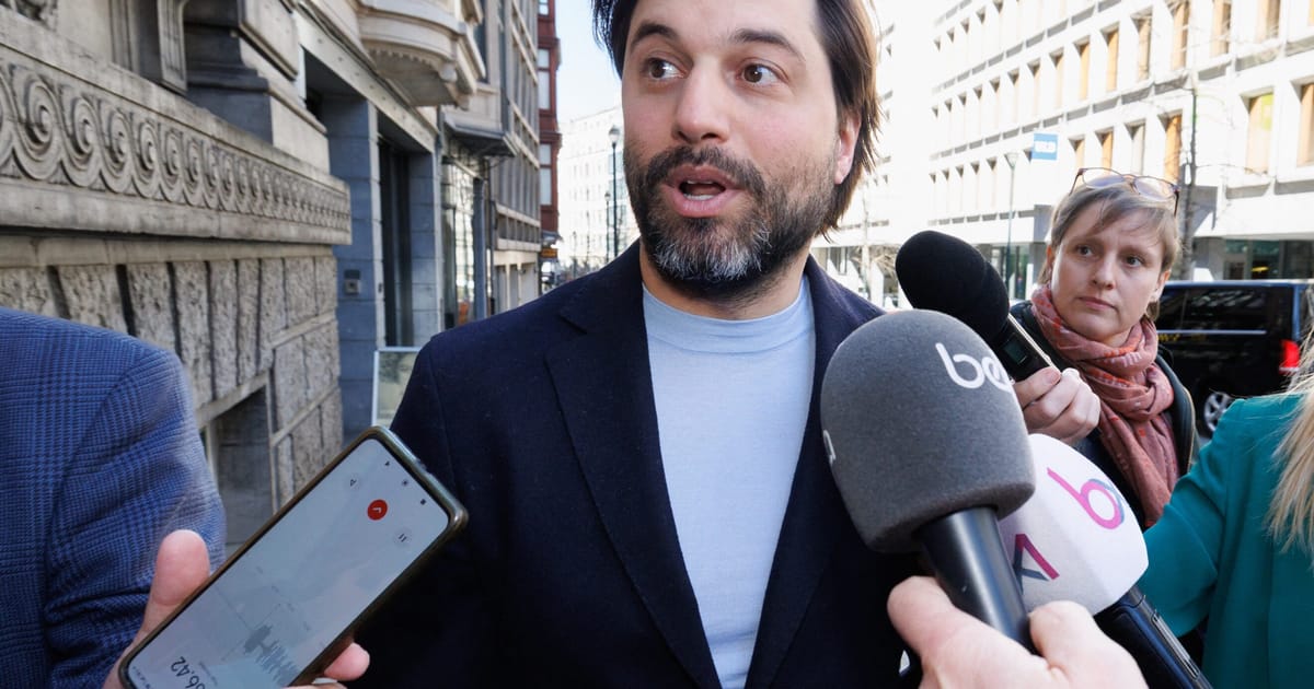 Protestatarii il stropesc cu bere pe liderul liberalilor francofoni din Belgia