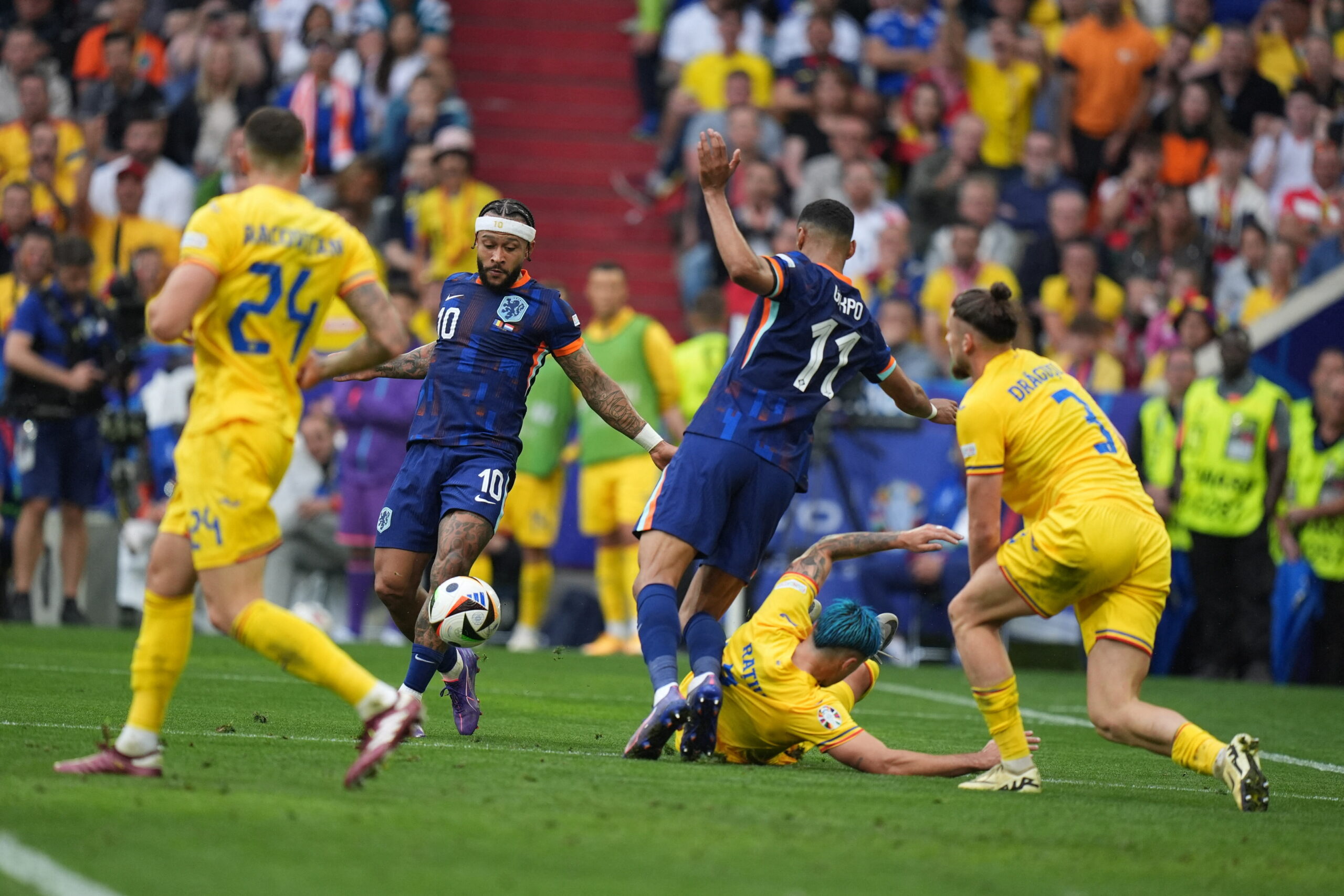 România primește 12 milioane euro de la UEFA. 1 Romania primeste 12 milioane euro de la UEFA