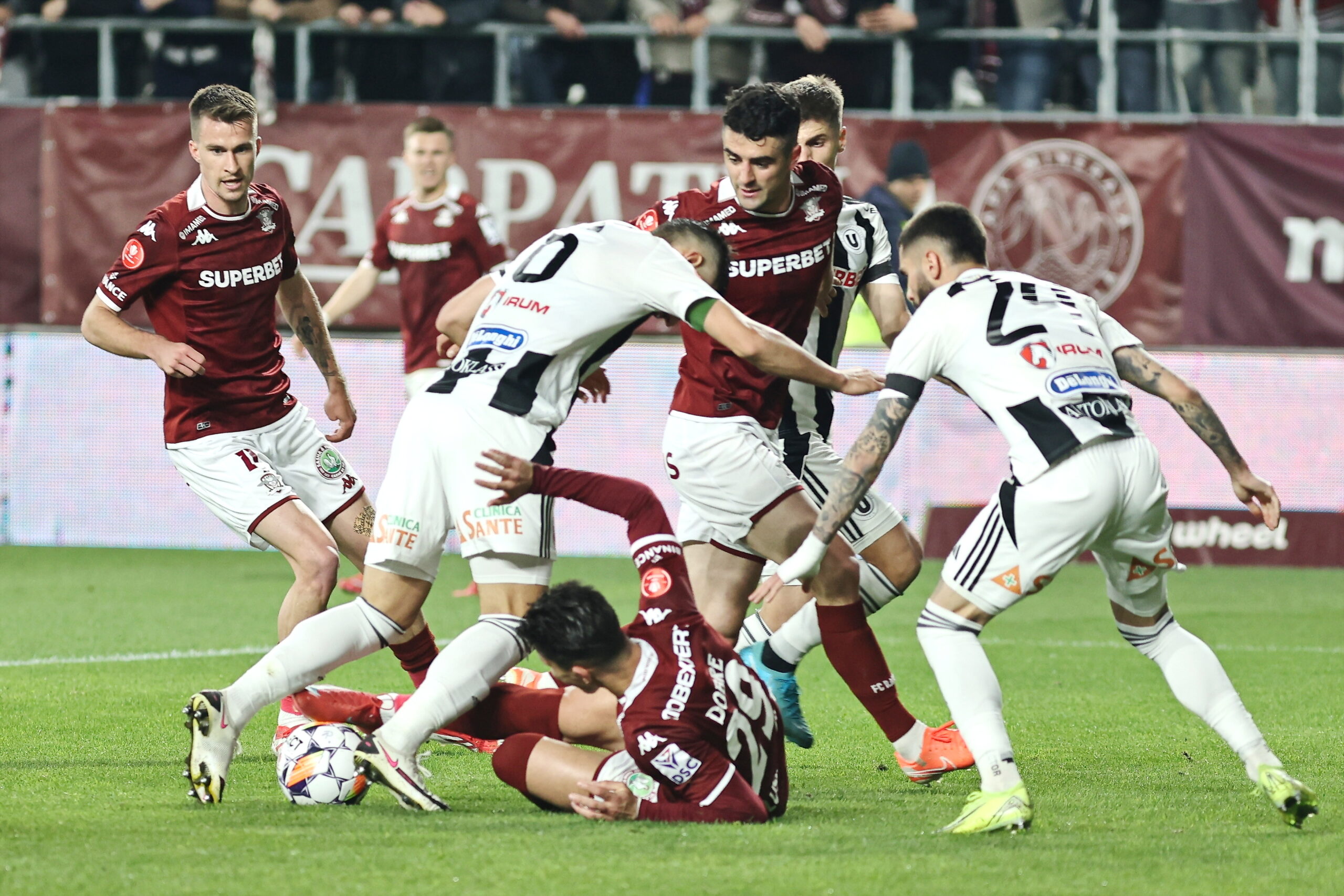 Superliga de fotbal U Cluj castiga in Giulesti