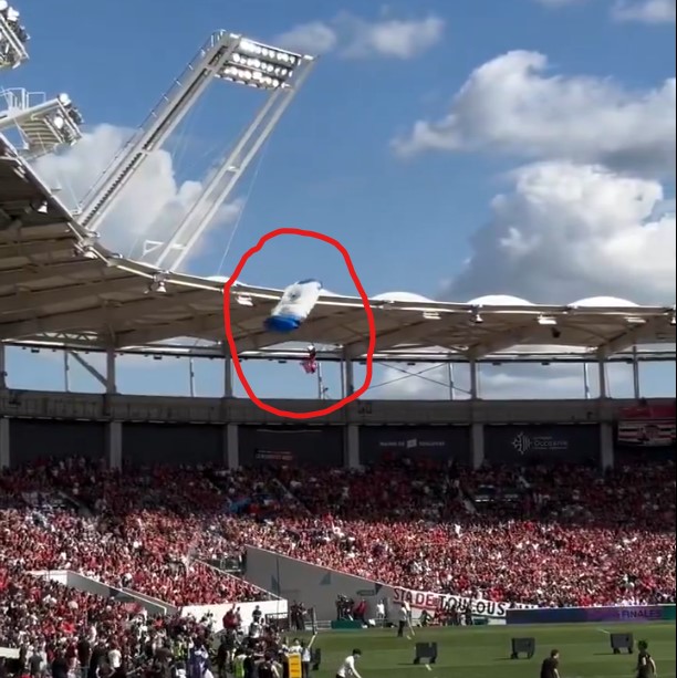 Un parasutist blocat pe acoperis amana un meci