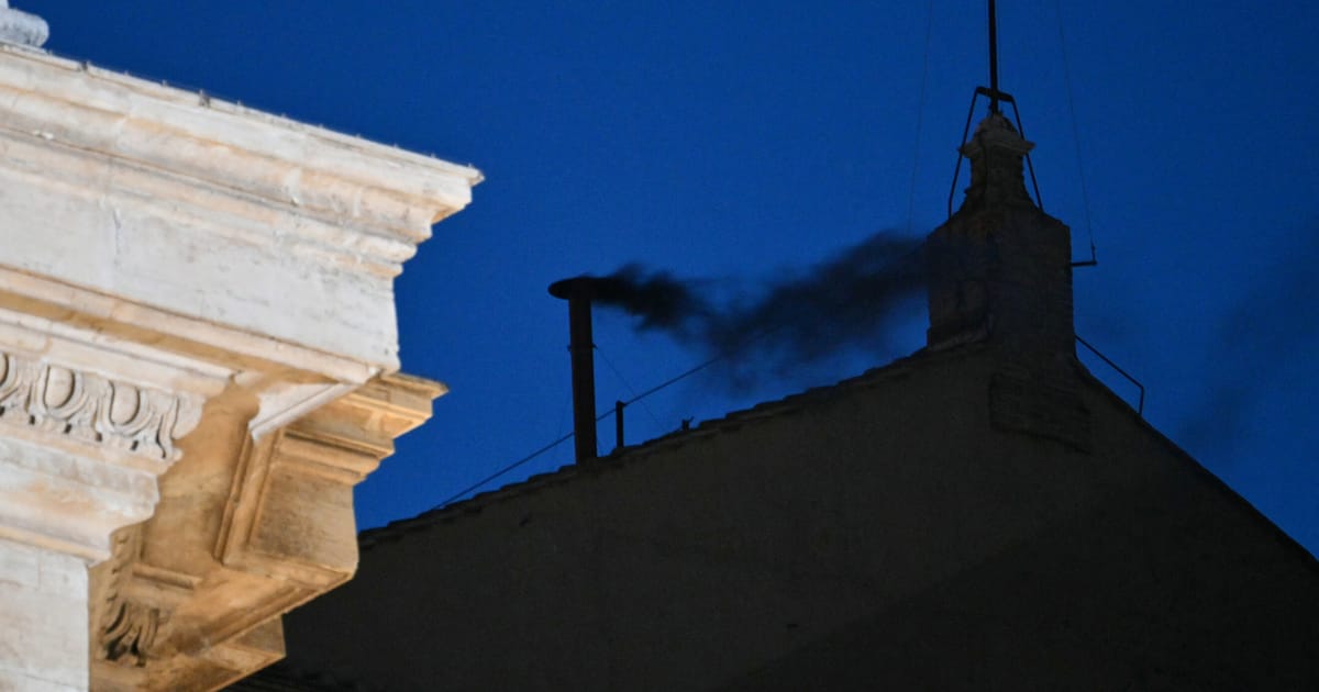 Conclavul incepe cu fum negru dupa saptamana tensionata
