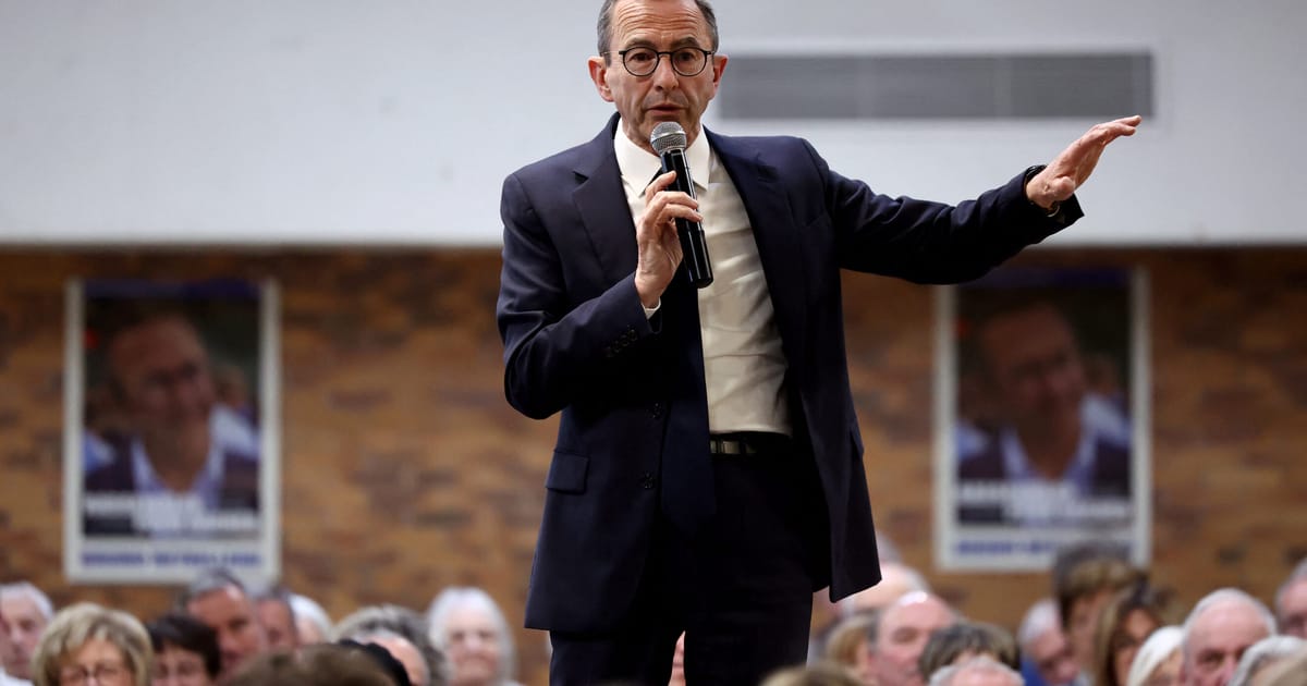 Ministrul francez de interne criticat pentru reactia lenta la atacul mortal de la Moschee