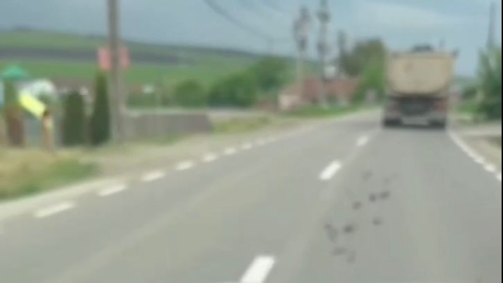 Noroi pe roți și pericol pe străzi: Basculantă supraîncărcată în Cluj 1 Noroi pe roti si pericol pe strazi Basculanta supraintarcata in Cluj
