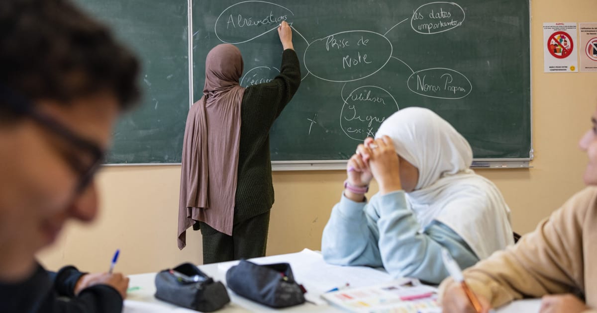 Prim ministrul francez critica propunerea predecesorului de a interzice voalurile pentru majoritatea copiilor