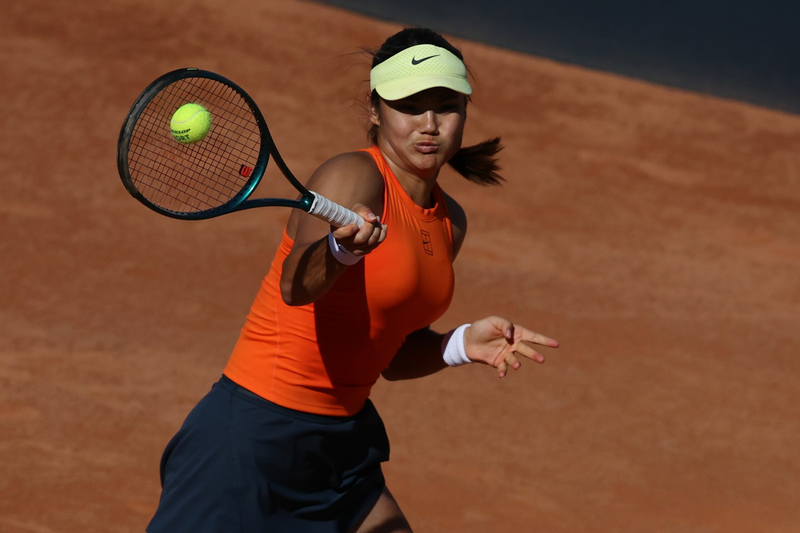 Raducanu eliminata de Swiatek in turul doi Roland Garros