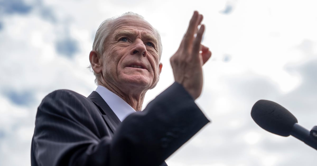 Regatul Unit este slujitor ascultator al Chinei comuniste spune consilierul comercial al lui Trump