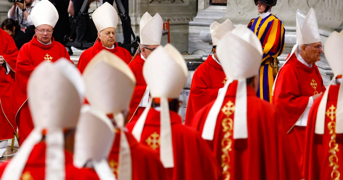 Ultra conservatorii care vor sa faca Vaticanul maret din nou