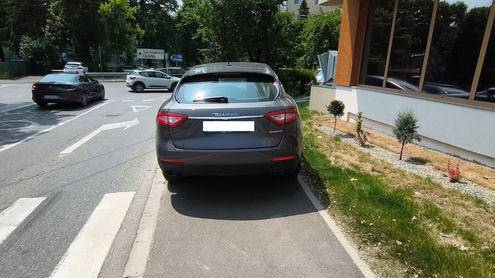 Aroganza in Cluj Napoca Maserati parcat pe trotuar