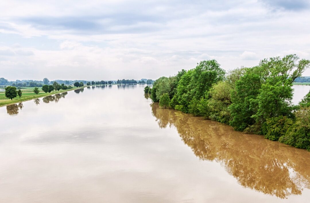 Cod galben de inundatii pe rauri in zece judete