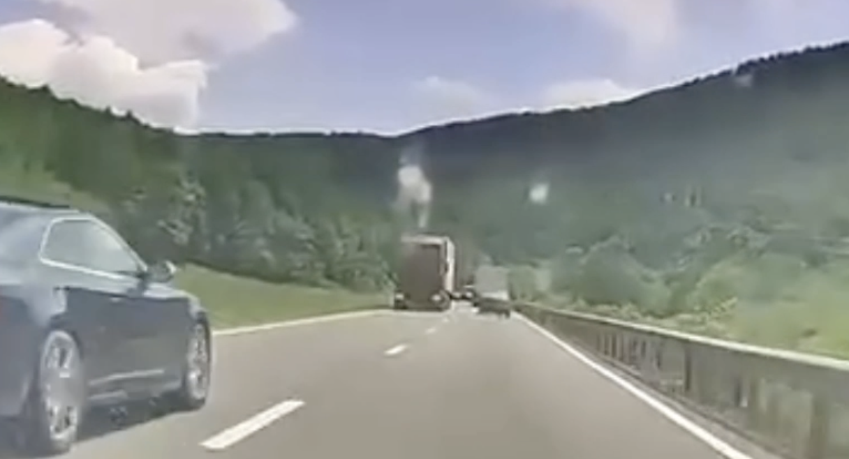 Depasire extrema in Cluj langa un TIR