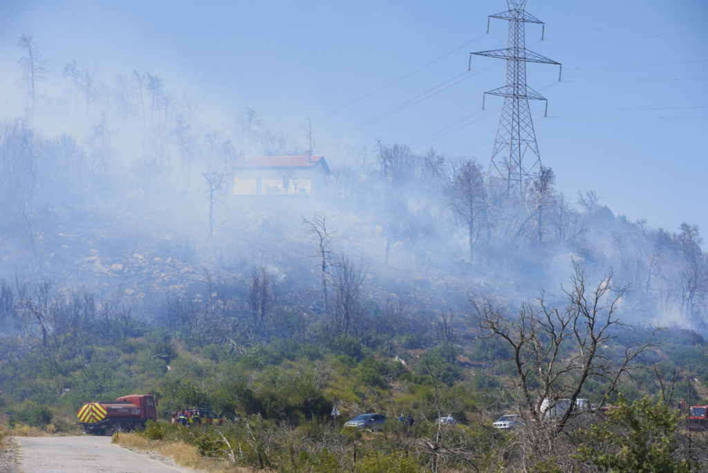 Incendiul din sudul Atenei a fost stins dar riscurile raman