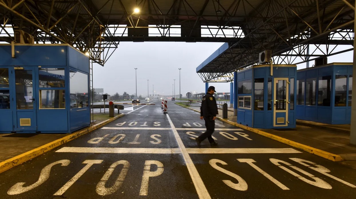 Peste 100000 de oameni au trecut granita intr o zi