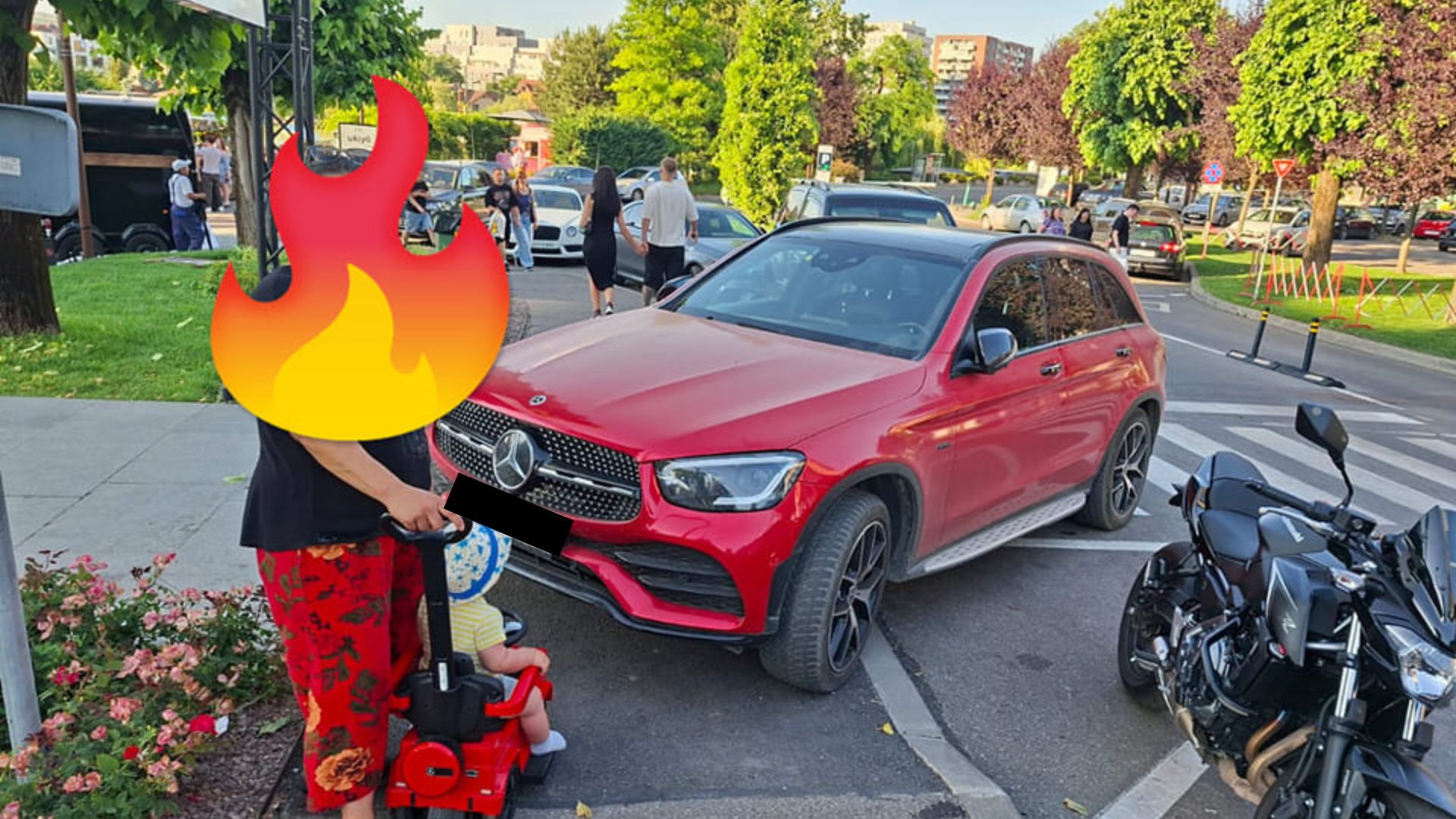 Trecerea de pietoni de la Iulius Mall blocata de Mercedes