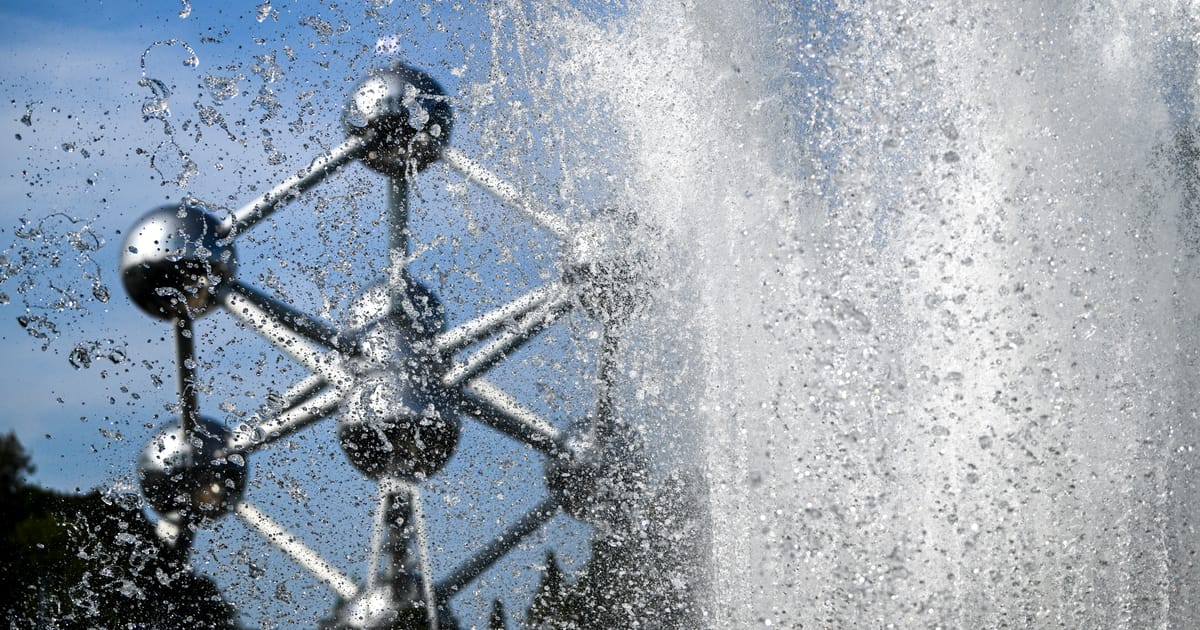 Atomium din Bruxelles se inchide devreme din cauza caldurii mingilor