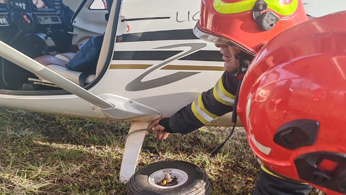 Avion usor isi pierde o roata si aterizeaza fortat in Neamt