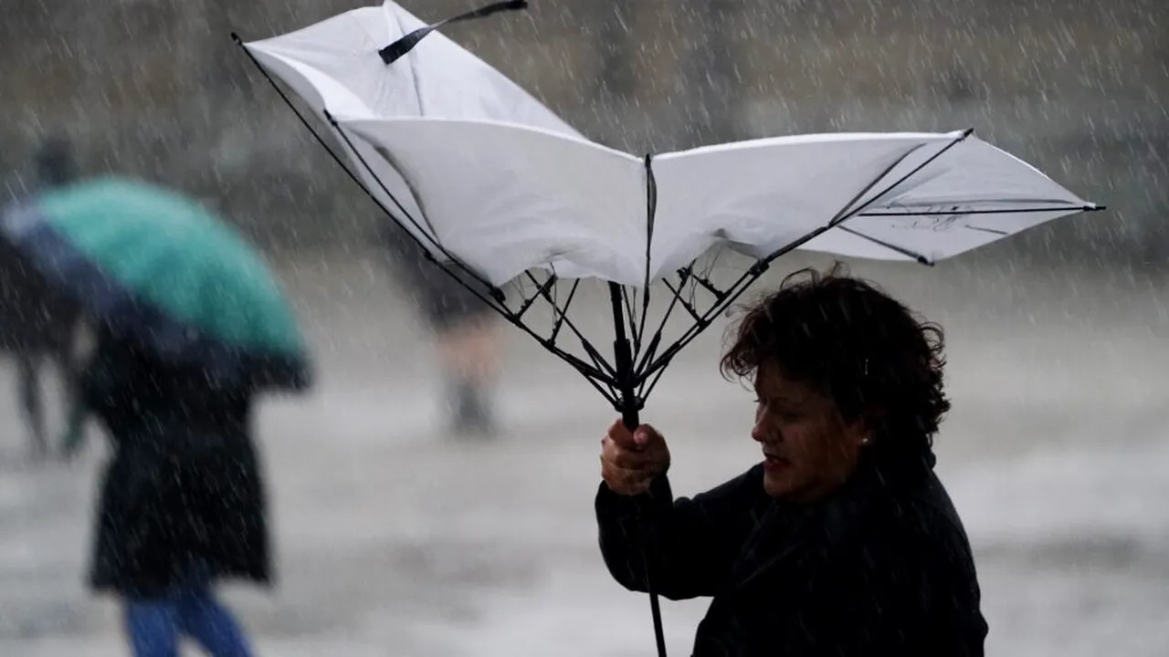 Ploi abundente ninsori si vant puternic in tara