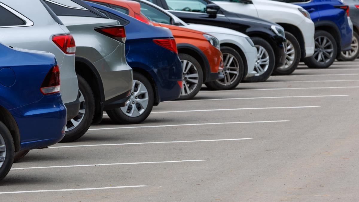 Bucurestenii care detin masini electrice sau hibrid nu vor mai avea dreptul la parcare gratuita in oras Proiectul urmeaza sa