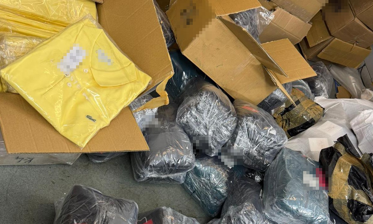 Capturarea de bunuri contrafacute intr un autocar venit din Turcia