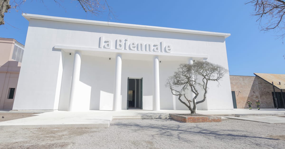 Europarlamentarii indeamna Bruxelles ul sa actioneze in legatura cu intoarcerea Rusiei la Bienala de la Venezia