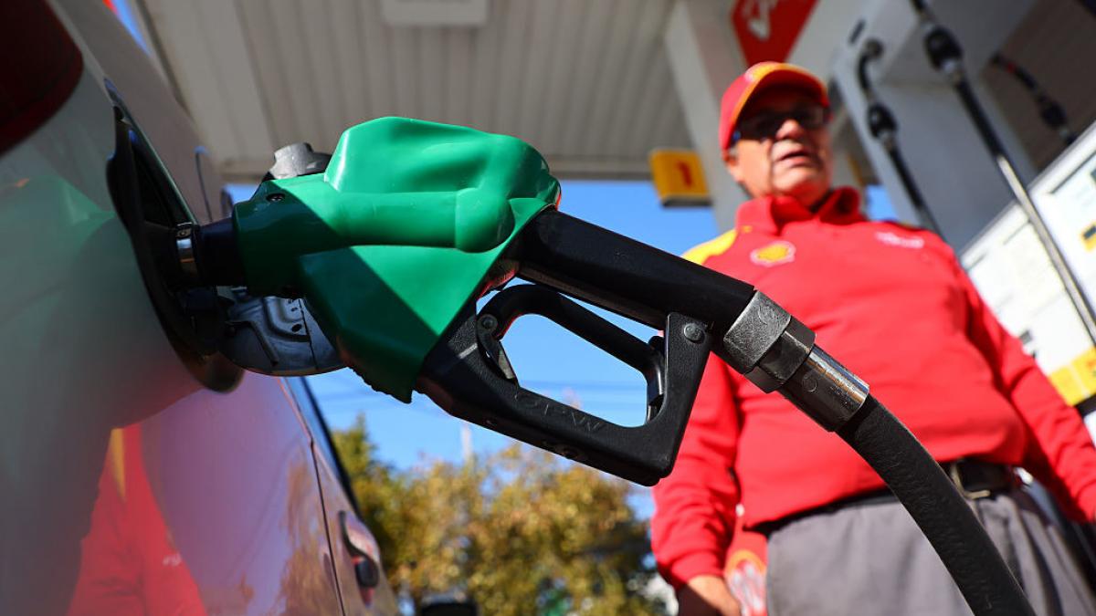 Motorina premium a trecut de 11 lei pe litru Ce masuri va discuta premierul Bolojan luni pentru