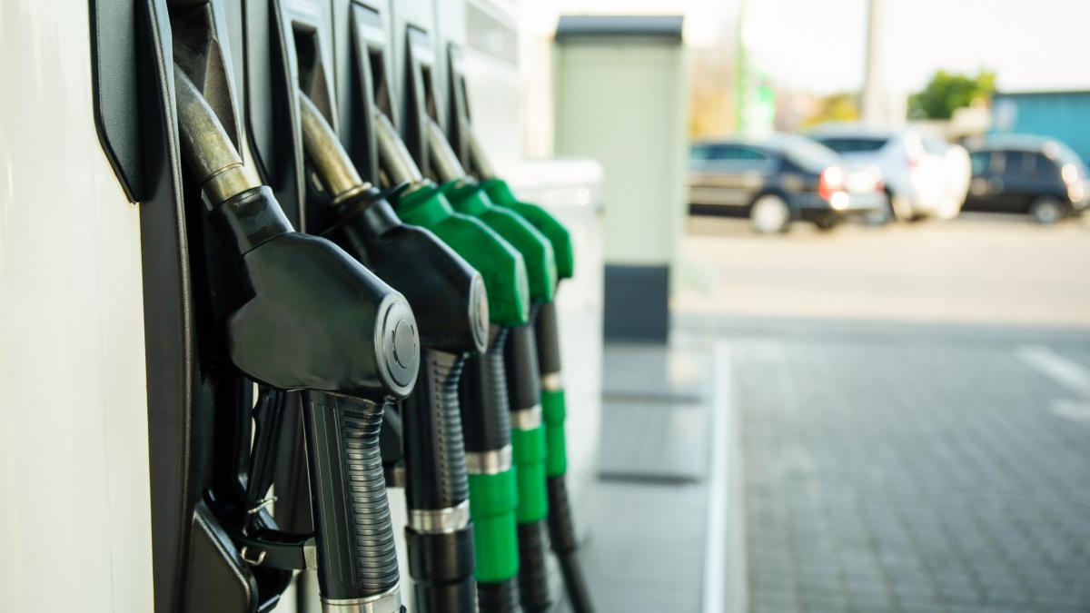 Nu o plafonare generala a preturilor la pompa ci o protectie corespondatoare un expert sugereaza 10 masuri