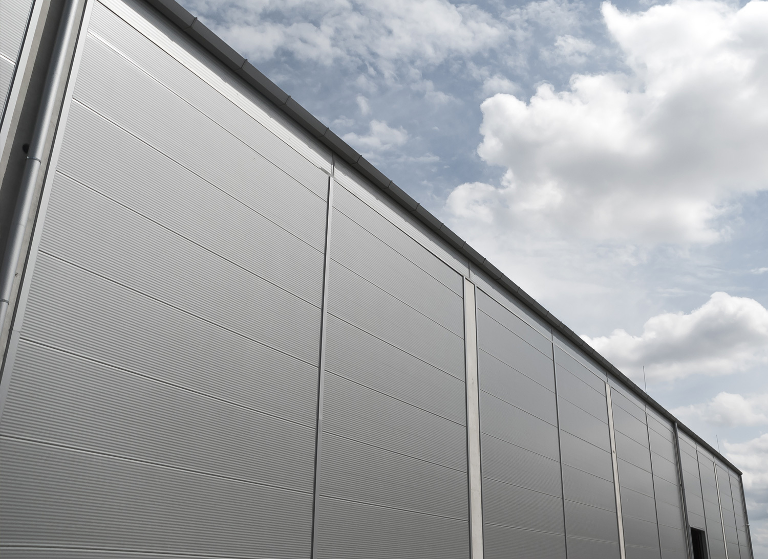 Panouri sandwich cum sa alegi corect pentru acoperis si pereti si ce greseli pot fi costisitoare