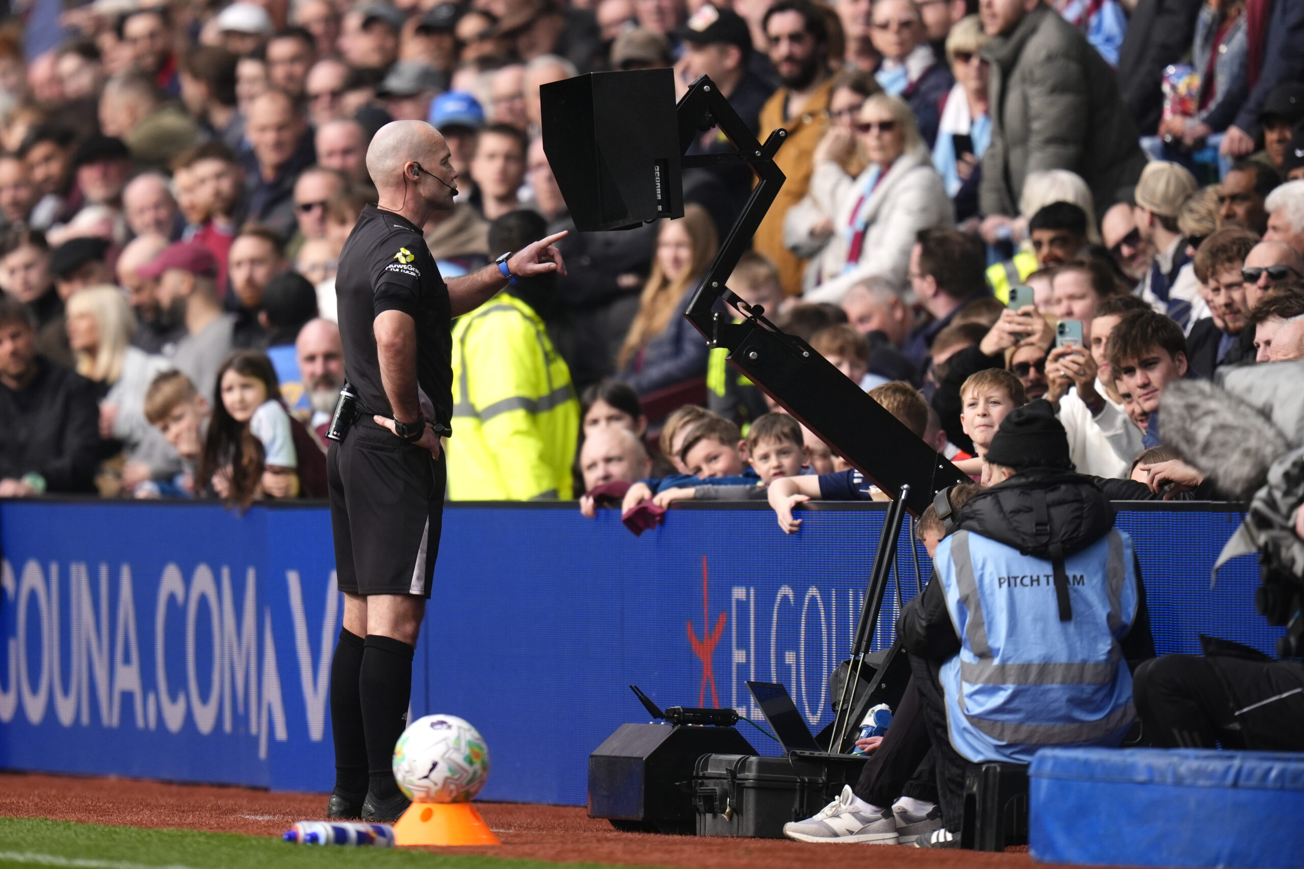 Peste 75 dintre fani se impotrivesc utilizarii sistemului de arbitraj video in Premier League conform unui sondaj