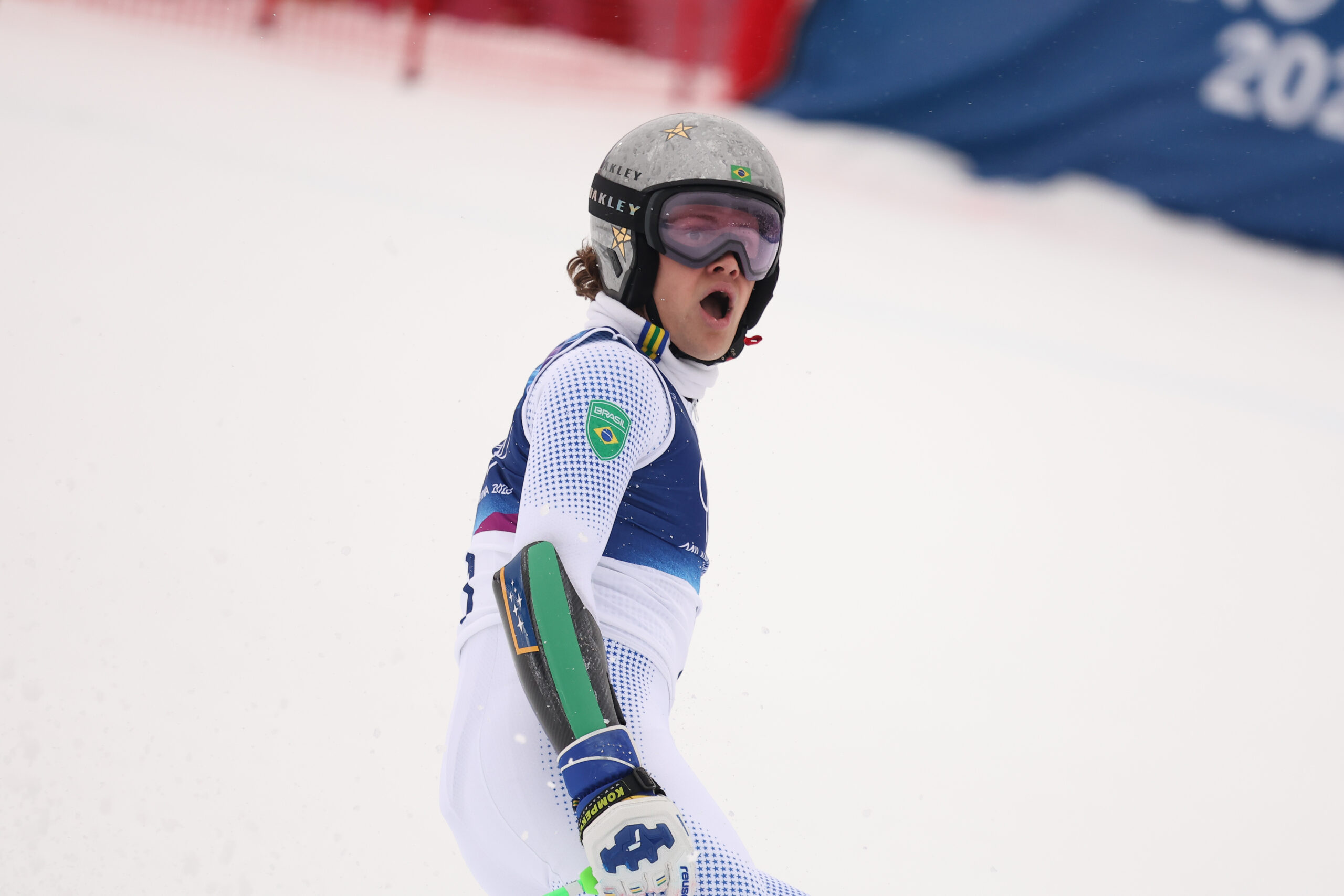 Schiorul brazilian Lucas Pinheiro Braathen castiga la Hafjell si isi inscrie numele pe lista castigatorilor Cupei Mondiale la slalom urias dupa ce a obtinut si titlul olimpic