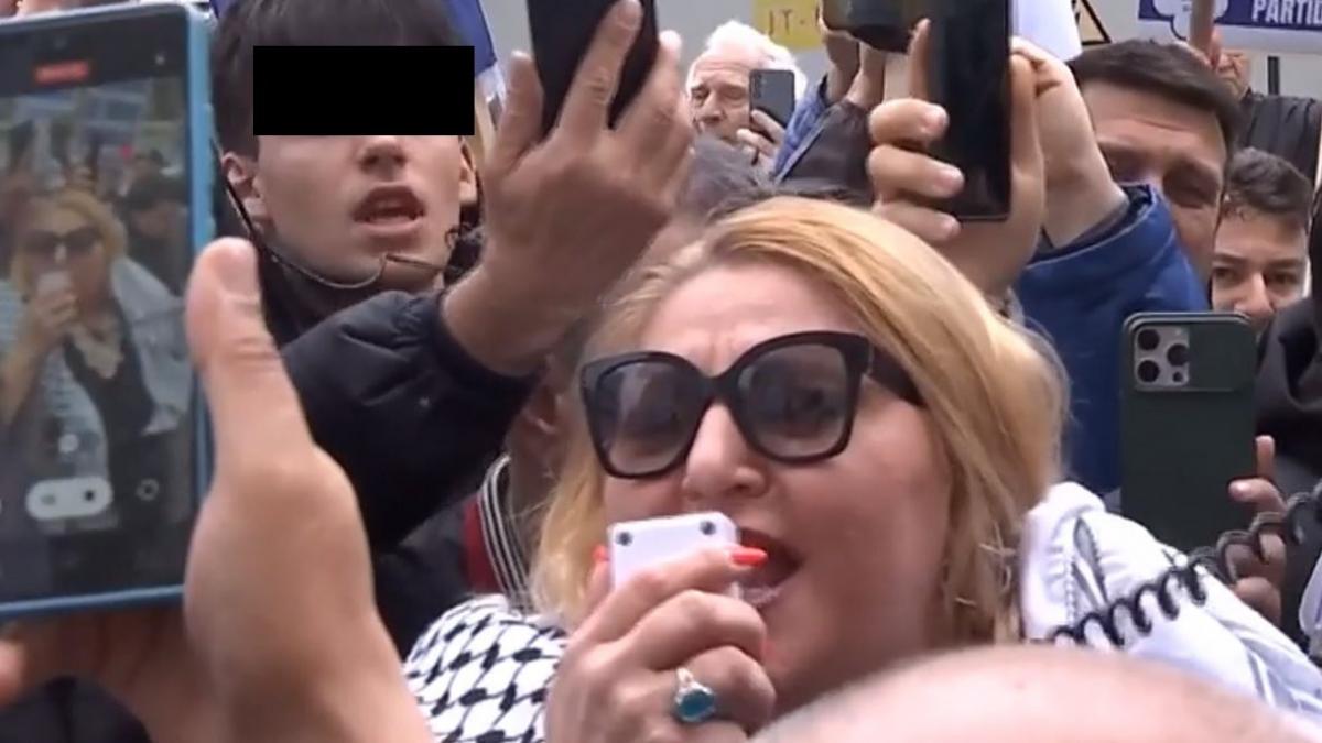 Sosoca in delir in fata Parchetului in timp ce procurorii o asteptau in sala Duceti va voi la