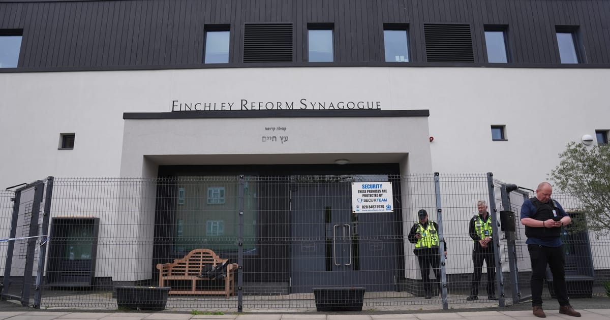 2 persoane arestate dupa o tentativa de incendiu la o sinagoga din Londra