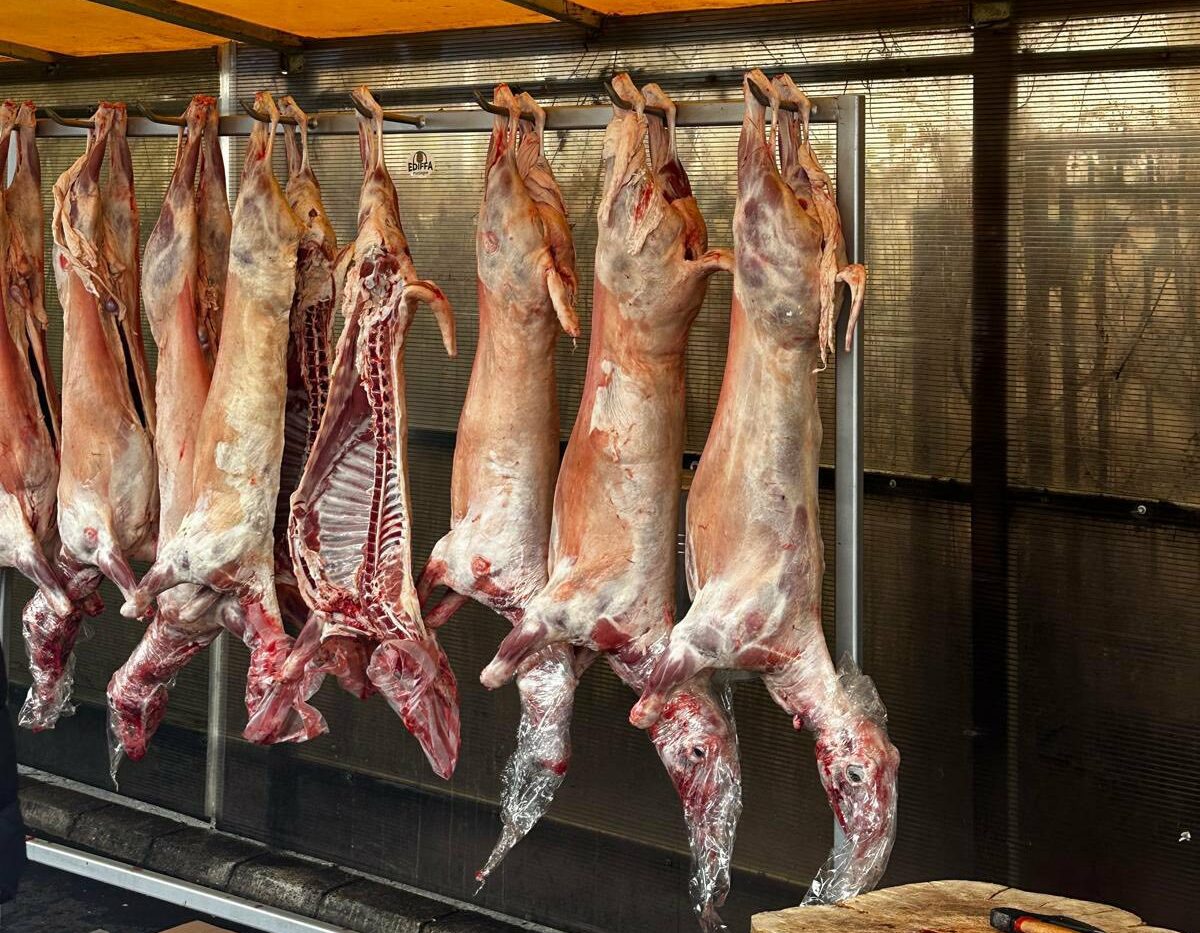 ANPC a aplicat amenzi de peste 63 milioane de lei comerciantilor de carne de miel si restaurantelor