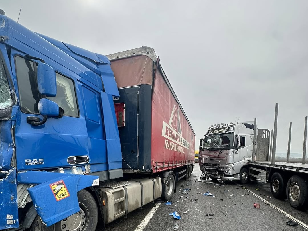 Accident intre doua camioane la intrarea in Cluj in Sannicoara Un sofer de 60 de ani a fost dus de urgenta la SMURD dupa ce ambele TIR uri s au distrus