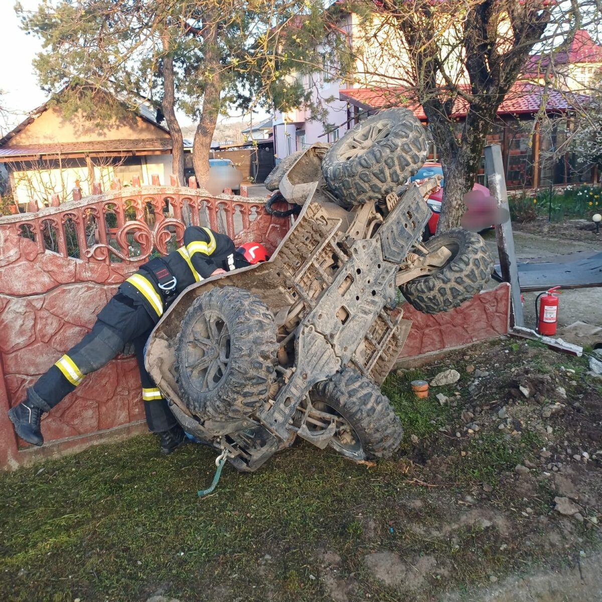 Accident nefericit in a doua zi de Paste un ATV s a rasturnat si a nimerit intr un gard