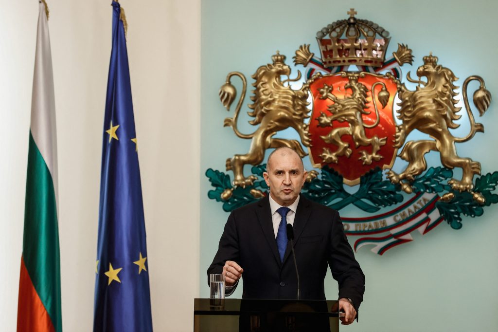 Alegeri in Bulgaria Rumen Radev isi intarescte avantajul inainte de alegerile de duminica