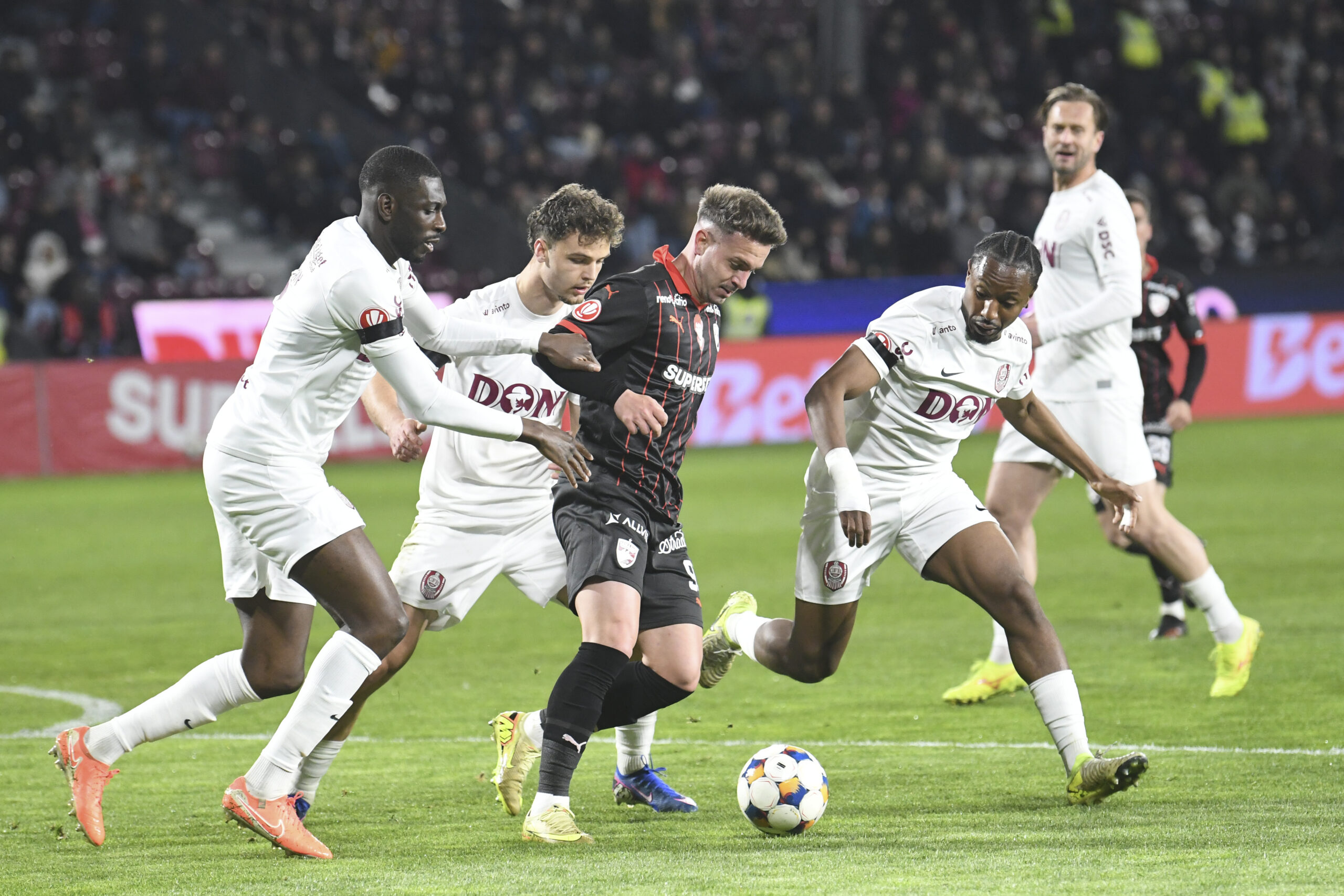 CFR Cluj Dinamo Bucuresti 1 1 in etapa a 4 a a play off ului Superligii