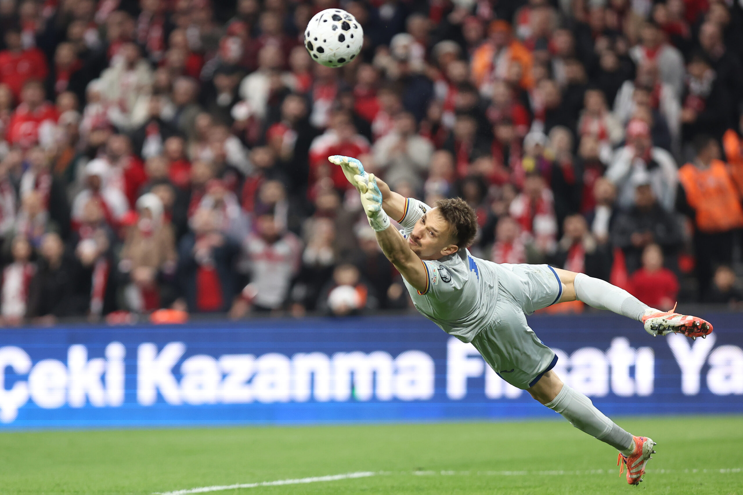 Celta Vigo cu Ionut Radu titular cauta remontada in Europa League Andrei Ratiu la un pas de a face istorie cu Rayo Vallecano in Conference League