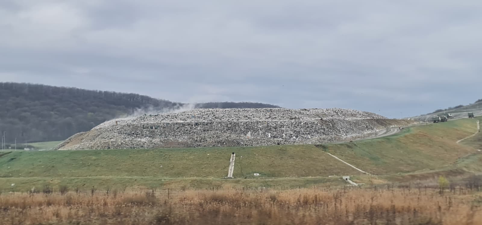 Clujenii contesta autoritatile in legatura cu mirosul insuportabil din Cluj Napoca Se ard gunoaiele Nu provine de la ingrasamant FOTO