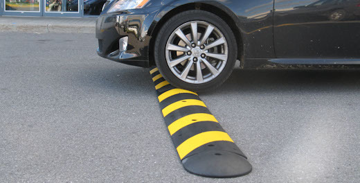 Cosmar pe o strada din Cluj Masinile circula cu viteze mari langa o cresa copiii se joaca pe carosabil iar nimeni nu ia masuri