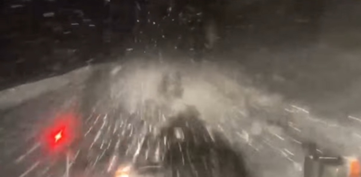 DN7A acoperit de zapada utilajele intervin pe drumurile montane din judetul Valcea