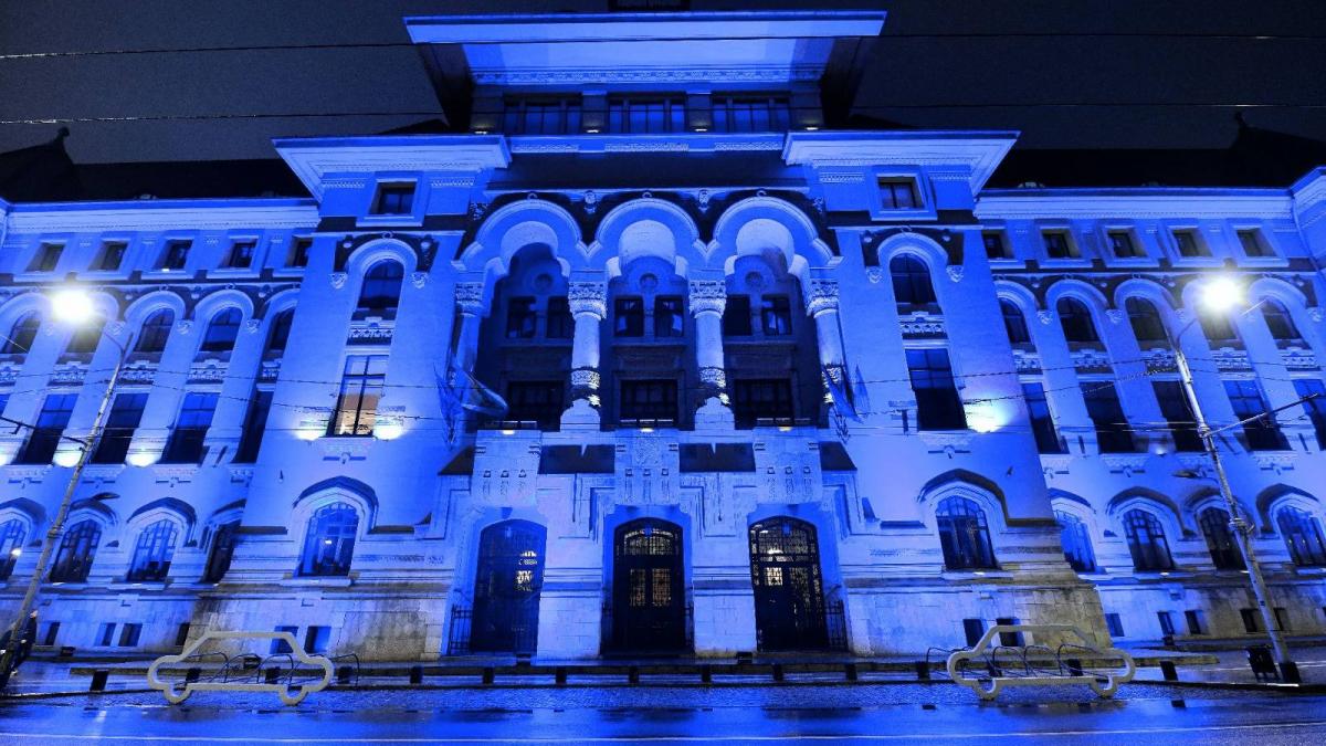 Fotografii cu sediul Primariei Bucuresti iluminat in albastru cu ocazia Zilei Internationale de