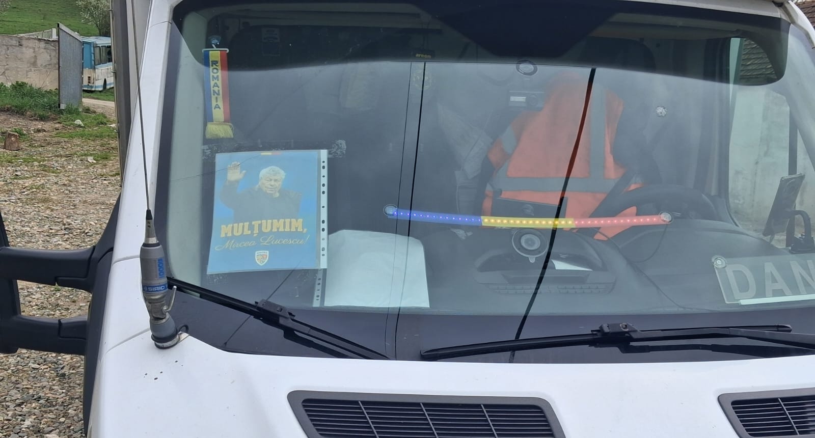 Gest emoionant n traficul din Cluj Clujenii l au purtat pe Mircea Lucescu prin tot oraul Autocolante cu Maestrul aplicate pe maini dupa disparitia sa