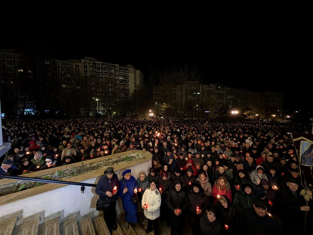 Hristos a inviat Mii de clujeni au participat noaptea trecuta la slujba de Inviere Imagini impresionante de la Catedrala din Manastur