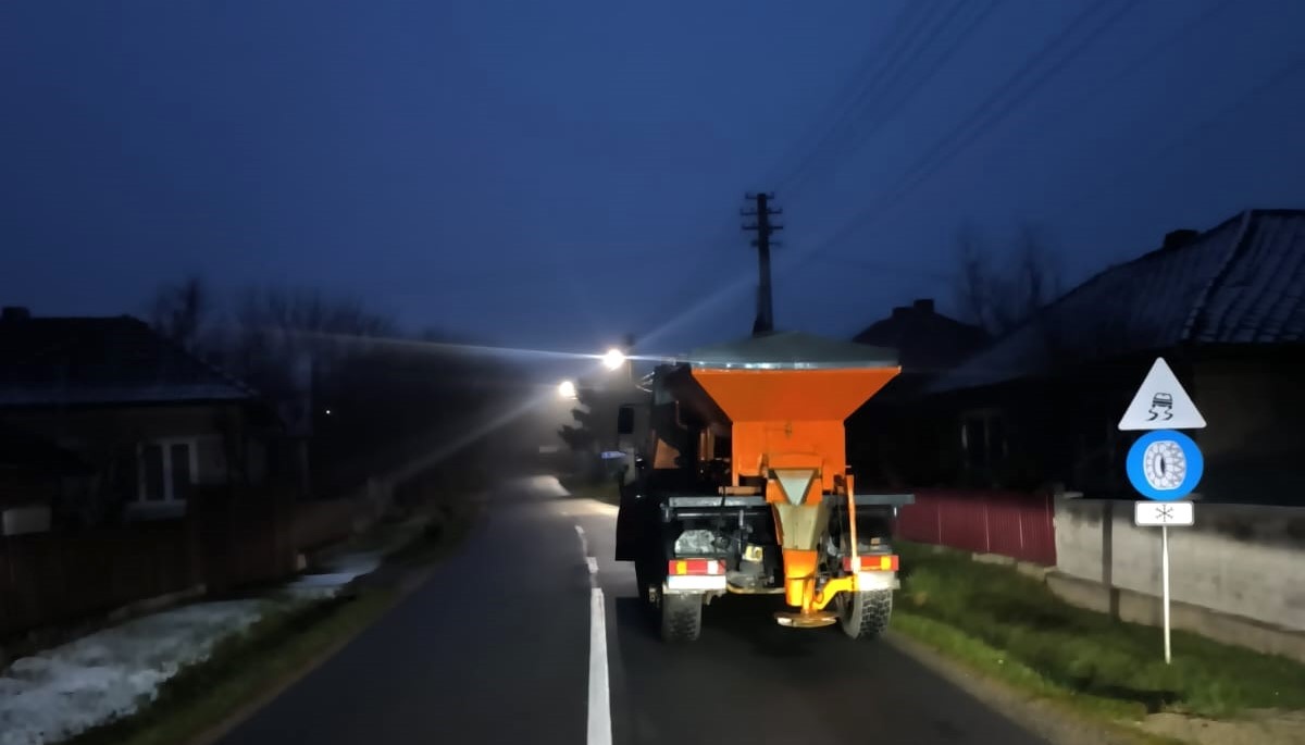 Iarna in aprilie in judetul Cluj utilajele de deszapezire au actionat pe drumurile montane dupa ninsori si polei in timpul noptii