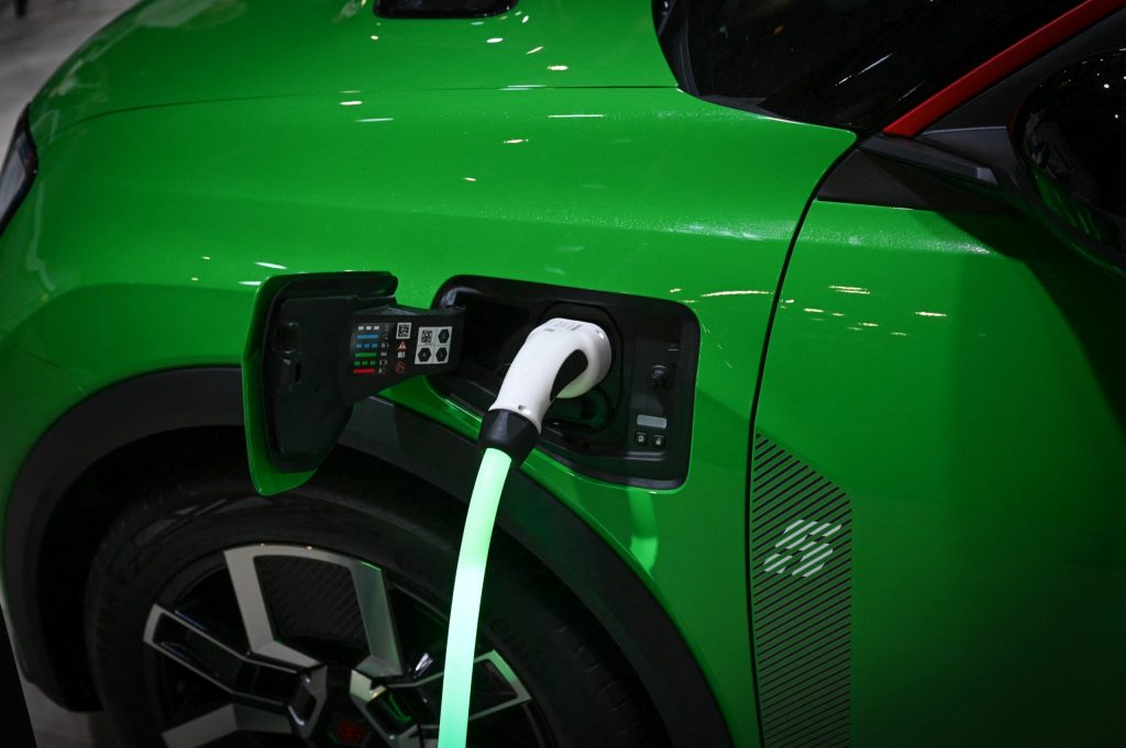 Interesul pentru vehiculele electrice creste in Europa din cauza crestarii preturilor la combustibili cauzate de razboiul din Iran