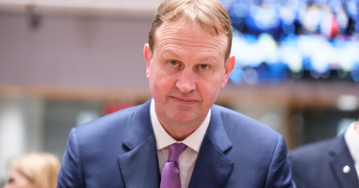 Irlanda isi desfasoara armata pentru a disperse protestele care blocheaza porturile cheie