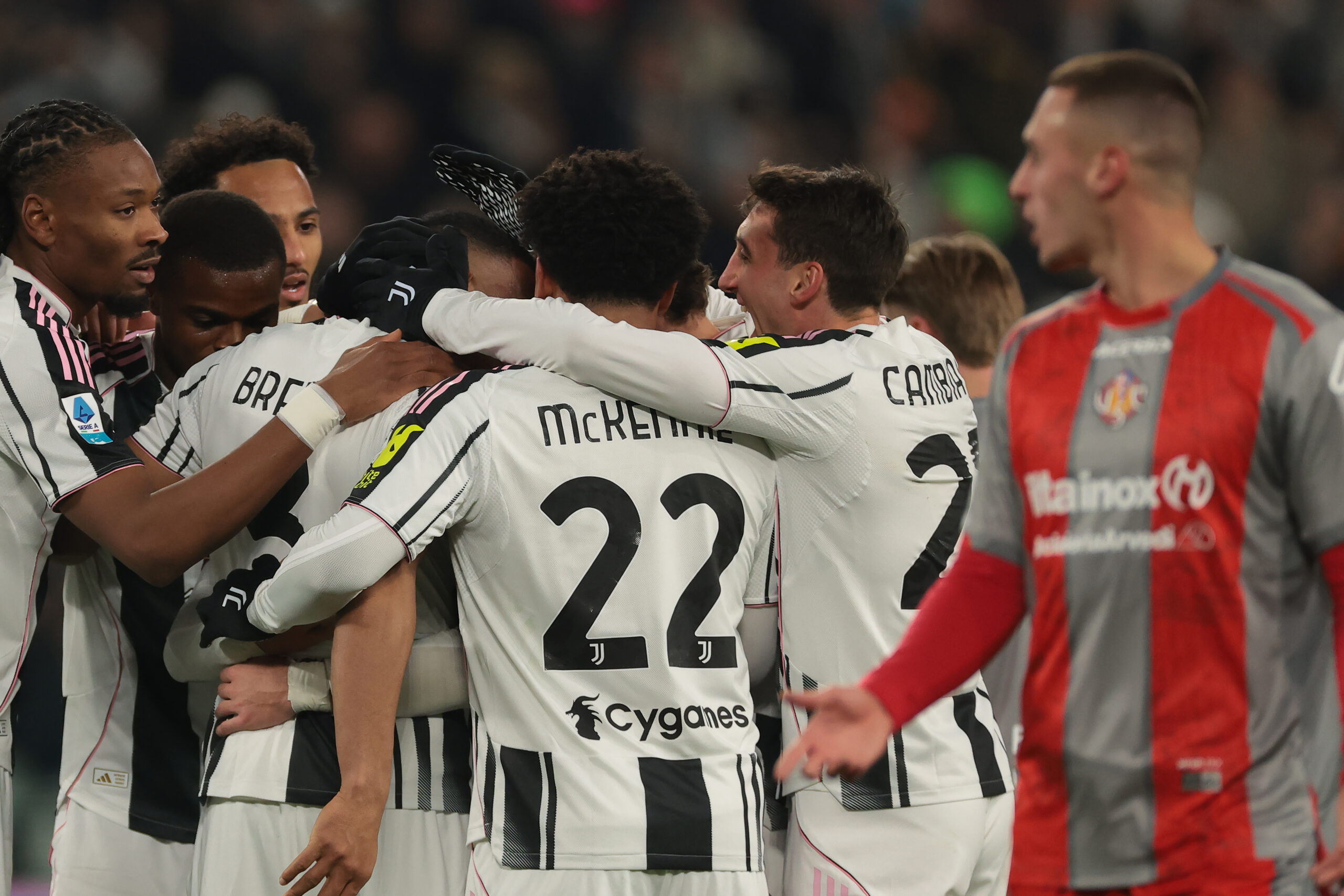 Juventus invinge Genoa si se apropie la un punct de zona Ligii Campionilor