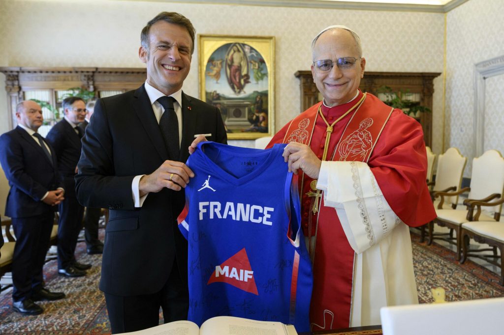 Macron si Papa Leon al XIV lea sau intalnit pentru prima data iar liderul francez i a oferit un tricou de baschet